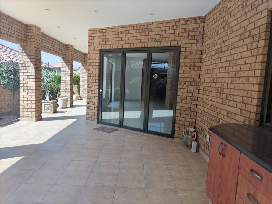 5 Bedroom Property for Sale in Ninapark Gauteng