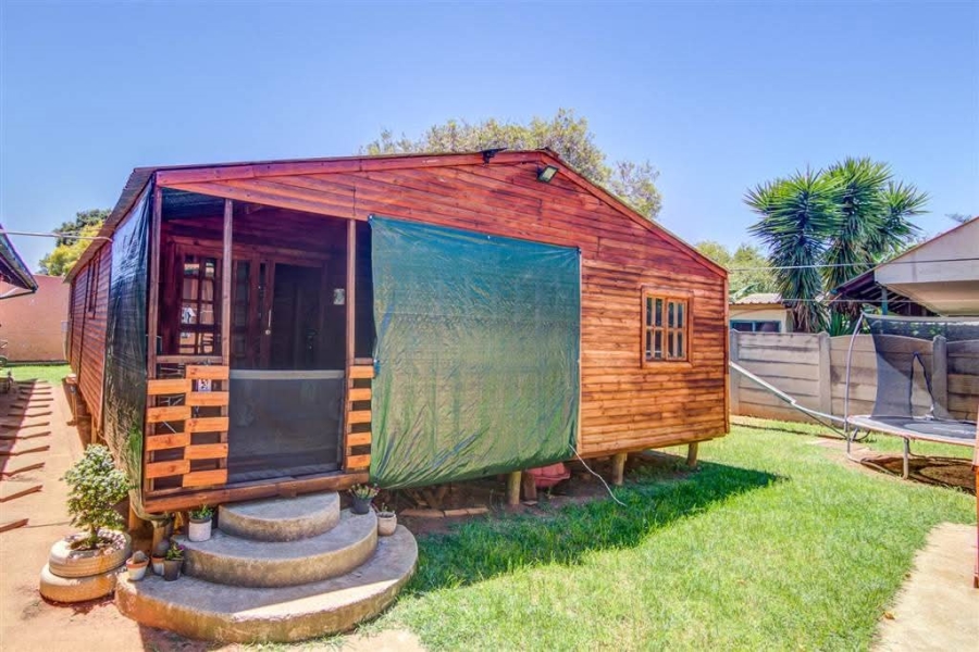 To Let 2 Bedroom Property for Rent in Birch Acres Gauteng