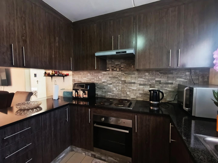2 Bedroom Property for Sale in Mondeor Gauteng