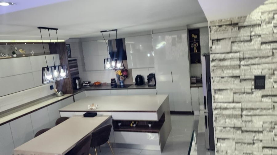 5 Bedroom Property for Sale in Winchester Hills Gauteng