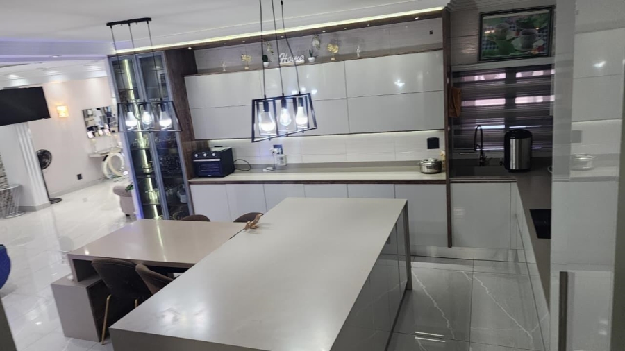 5 Bedroom Property for Sale in Winchester Hills Gauteng