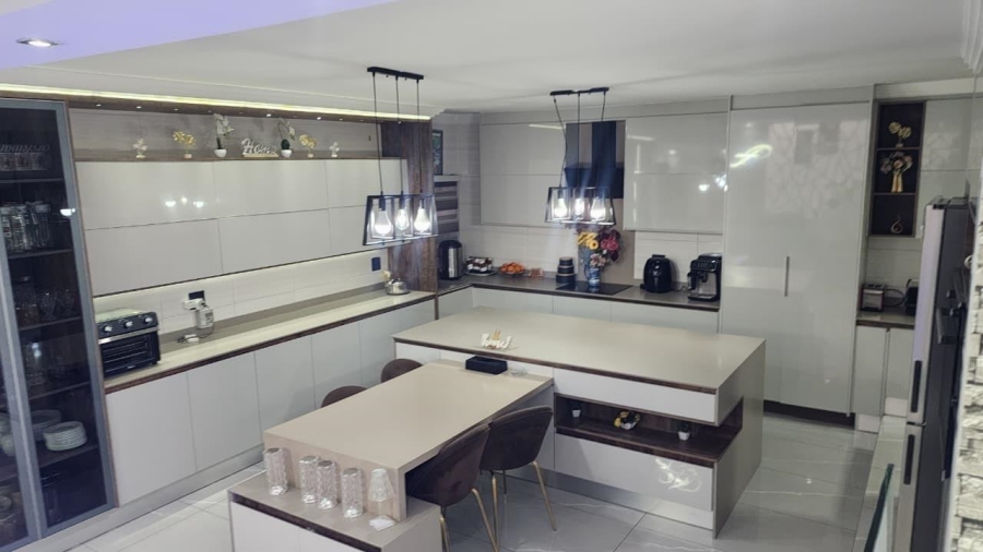 5 Bedroom Property for Sale in Winchester Hills Gauteng