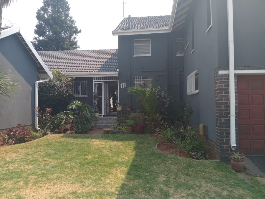 4 Bedroom Property for Sale in Mondeor Gauteng