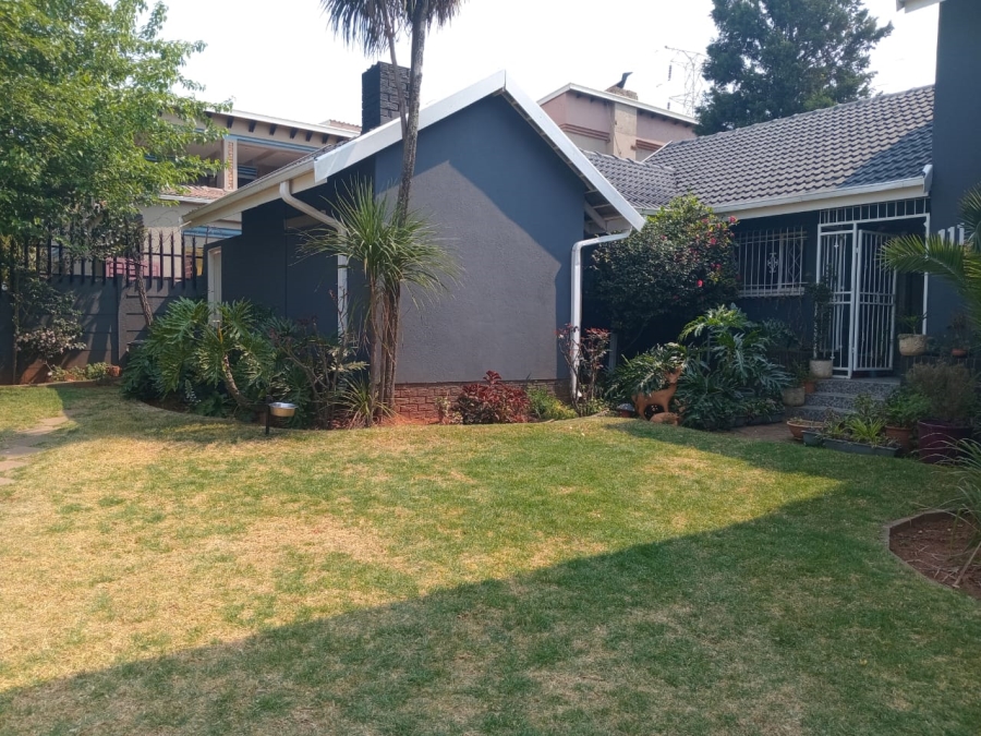 4 Bedroom Property for Sale in Mondeor Gauteng