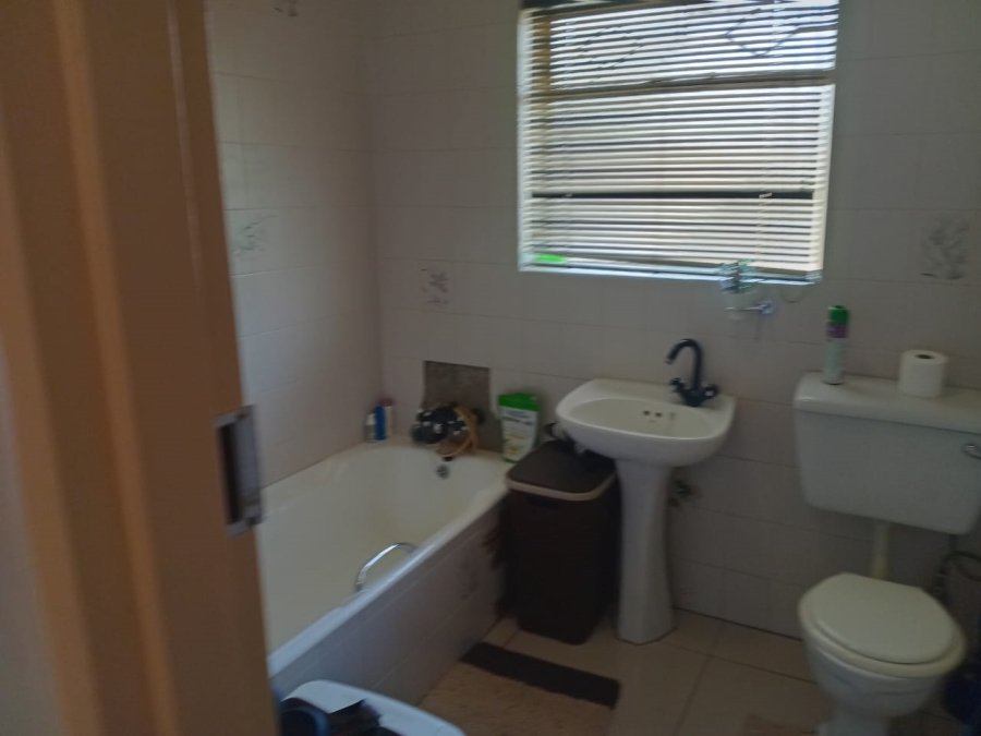 4 Bedroom Property for Sale in Mondeor Gauteng