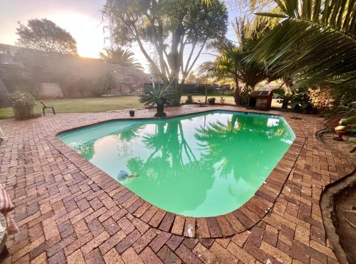 4 Bedroom Property for Sale in Mondeor Gauteng