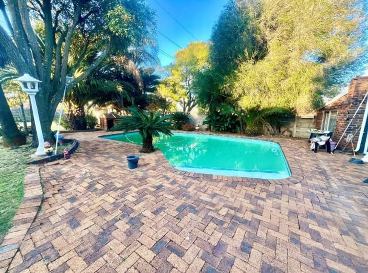 4 Bedroom Property for Sale in Mondeor Gauteng
