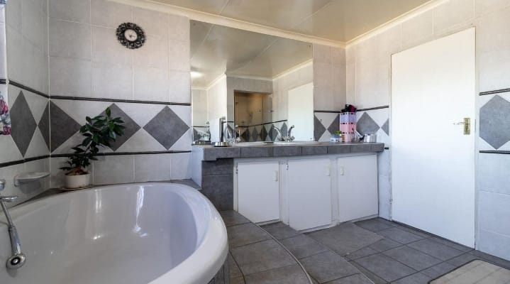 6 Bedroom Property for Sale in Winchester Hills Gauteng