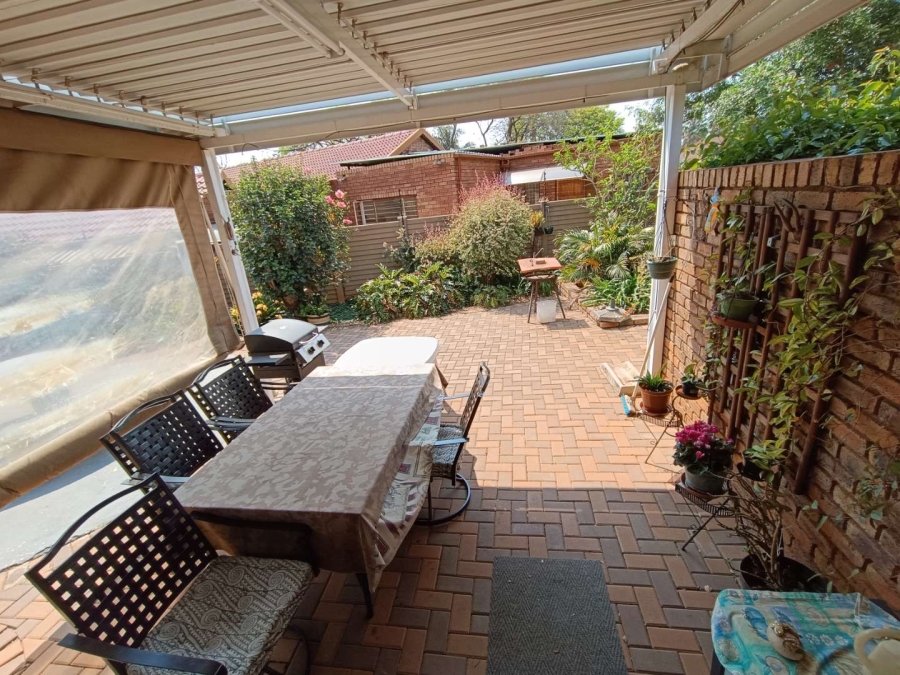3 Bedroom Property for Sale in Rooihuiskraal Gauteng