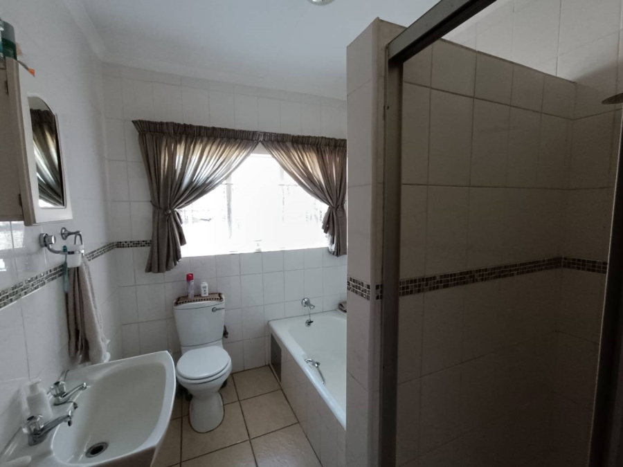 3 Bedroom Property for Sale in Rooihuiskraal Gauteng