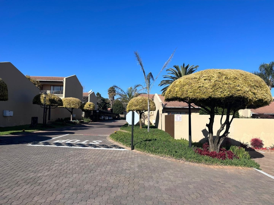 To Let 2 Bedroom Property for Rent in Fairland Gauteng