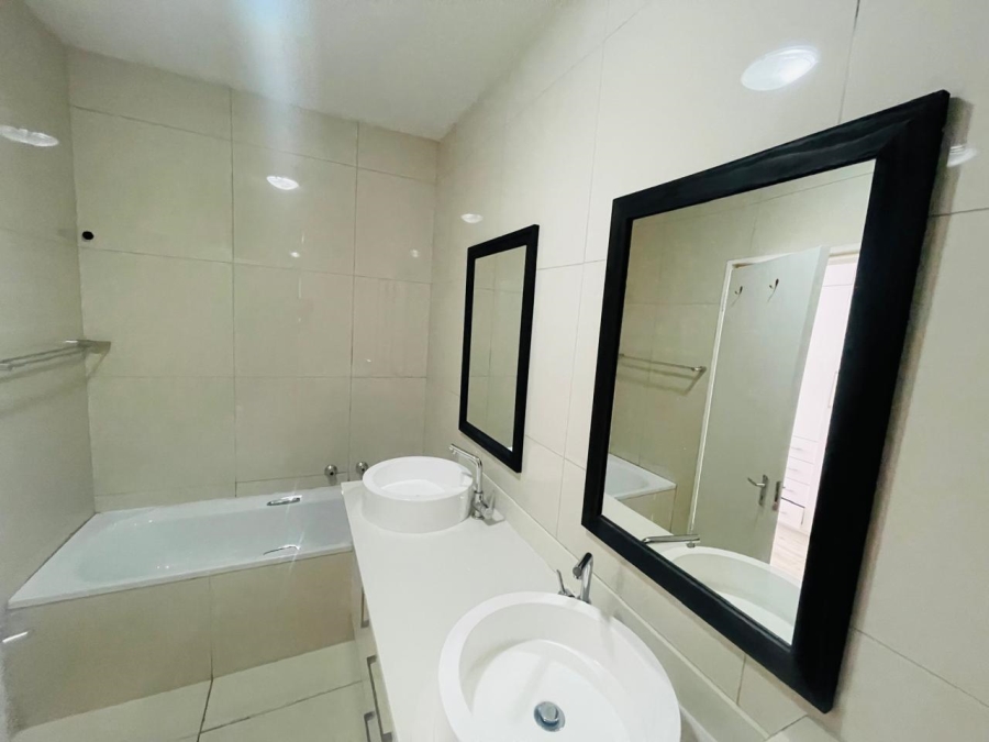 To Let 2 Bedroom Property for Rent in Sandhurst Gauteng