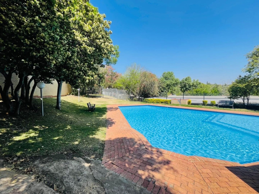 To Let 2 Bedroom Property for Rent in Sandhurst Gauteng