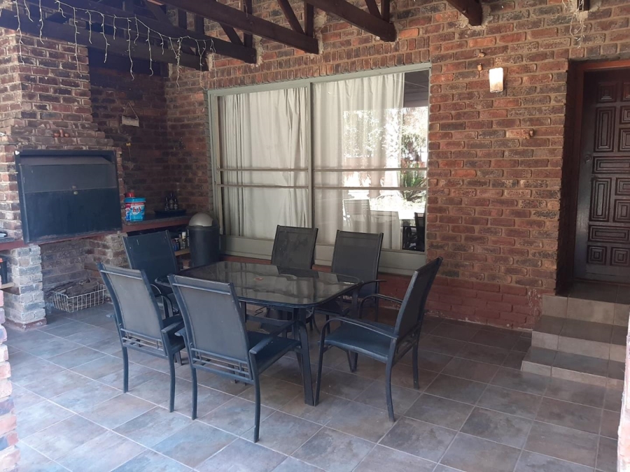 5 Bedroom Property for Sale in The Reeds Gauteng
