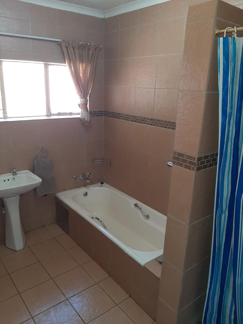 5 Bedroom Property for Sale in The Reeds Gauteng