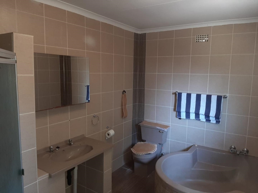 5 Bedroom Property for Sale in The Reeds Gauteng