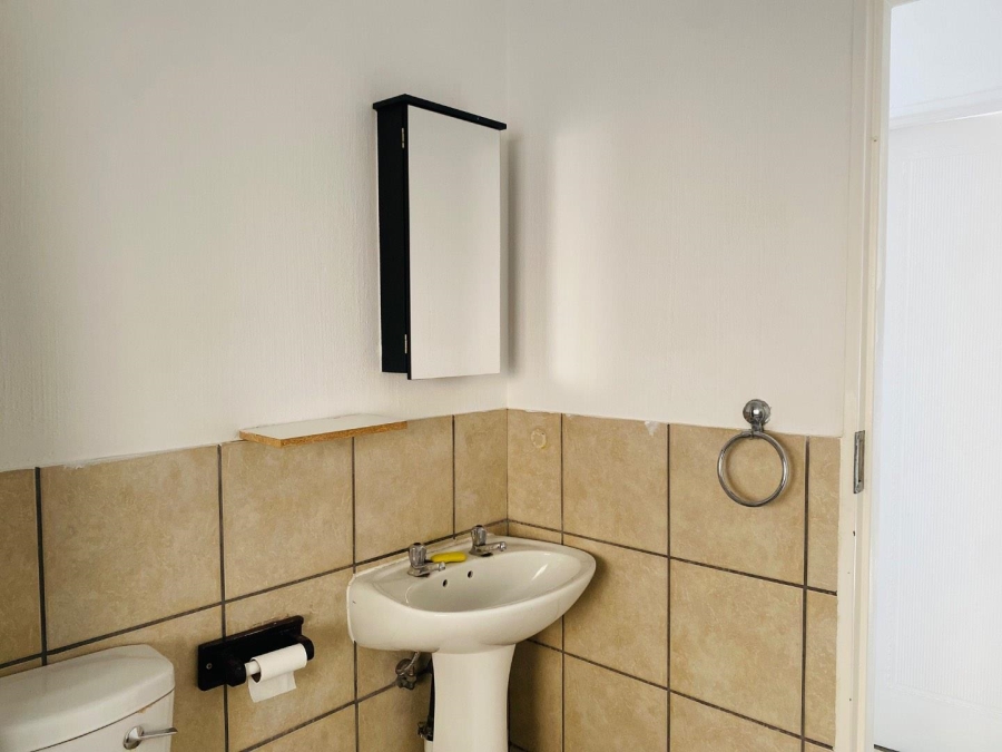 To Let 2 Bedroom Property for Rent in Constantia Kloof Gauteng