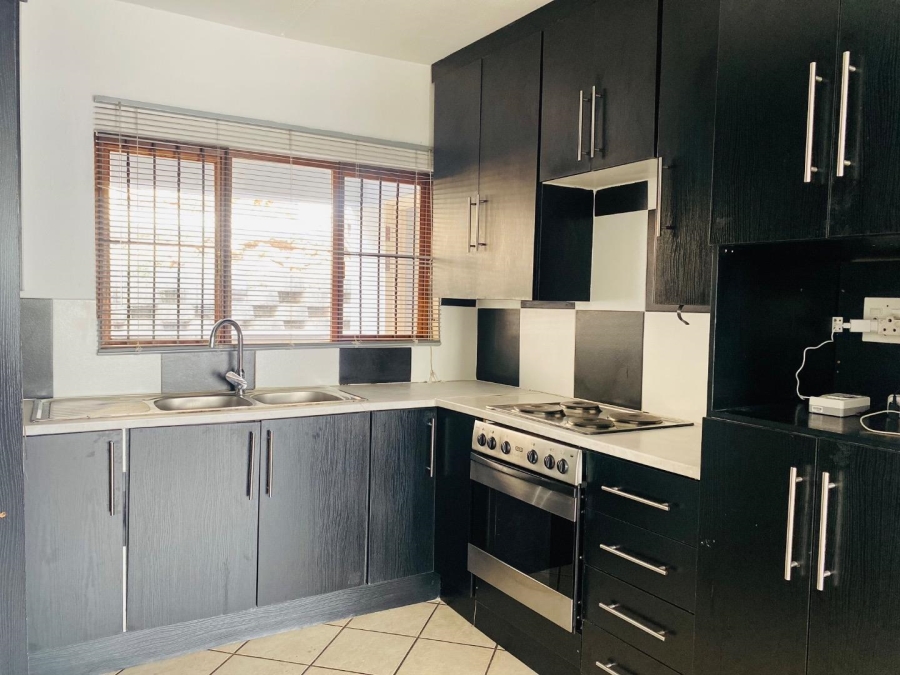 To Let 2 Bedroom Property for Rent in Constantia Kloof Gauteng
