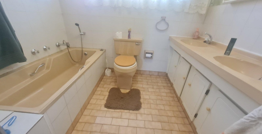 5 Bedroom Property for Sale in Monument Park Gauteng