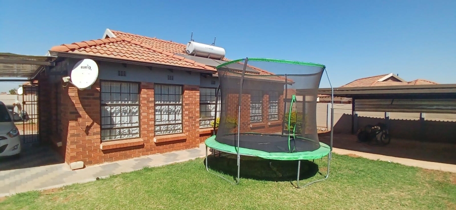 3 Bedroom Property for Sale in Clayville Gauteng