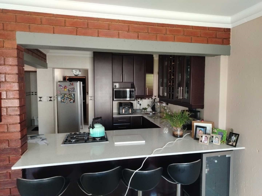 4 Bedroom Property for Sale in Glen Eagle Estate Gauteng