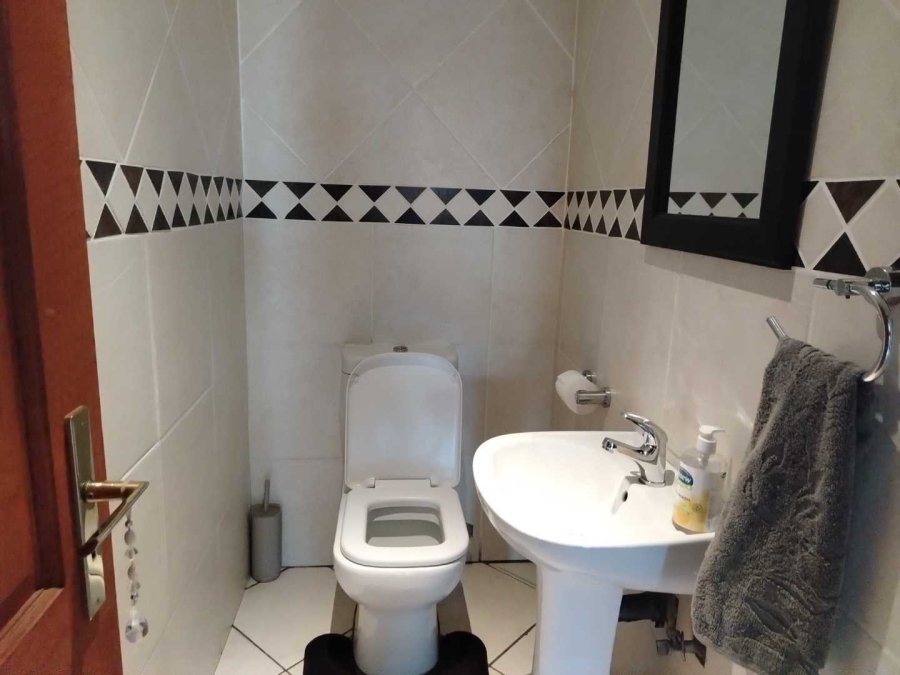 4 Bedroom Property for Sale in Glen Eagle Estate Gauteng