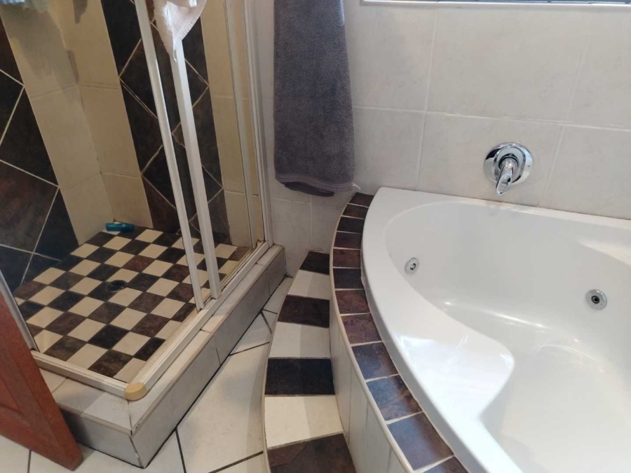 4 Bedroom Property for Sale in Glen Eagle Estate Gauteng