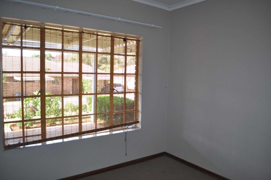 To Let 2 Bedroom Property for Rent in Faerie Glen Gauteng
