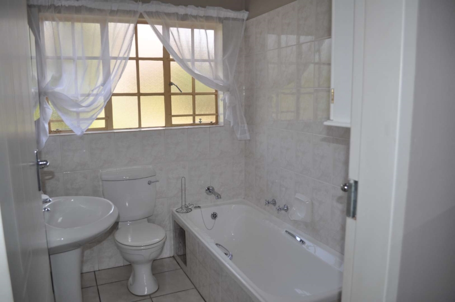 To Let 2 Bedroom Property for Rent in Faerie Glen Gauteng