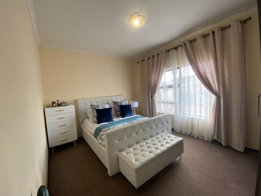 2 Bedroom Property for Sale in Helderkruin Gauteng