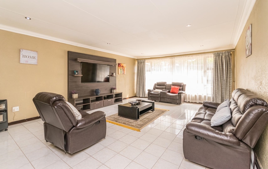 4 Bedroom Property for Sale in Ontdekkerspark Gauteng