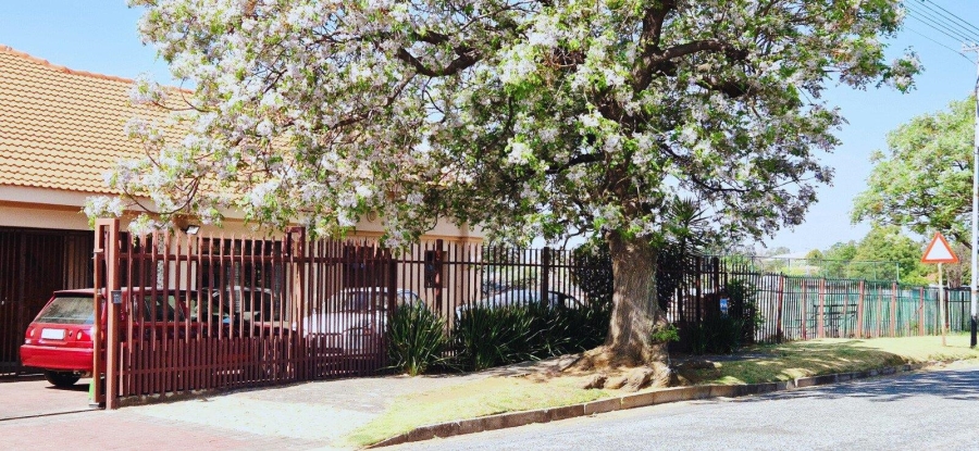 3 Bedroom Property for Sale in Robertsham Gauteng