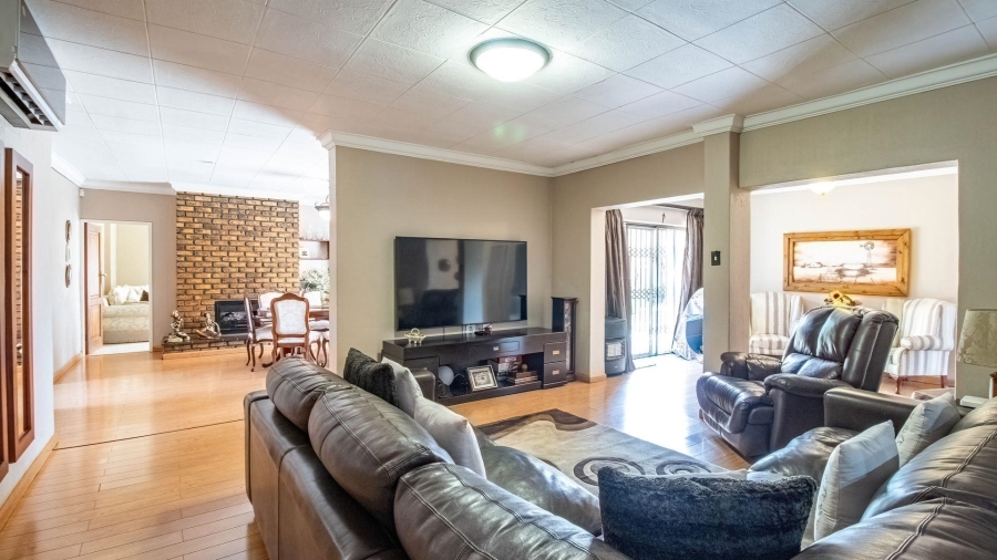 4 Bedroom Property for Sale in Lakefield Gauteng