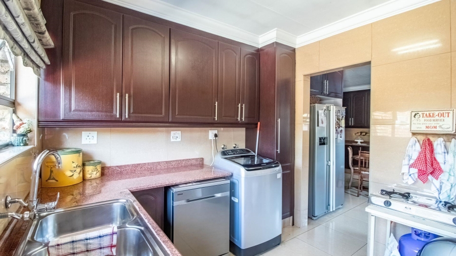 4 Bedroom Property for Sale in Lakefield Gauteng