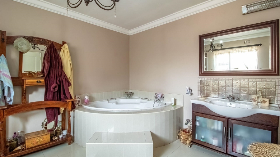 4 Bedroom Property for Sale in Lakefield Gauteng