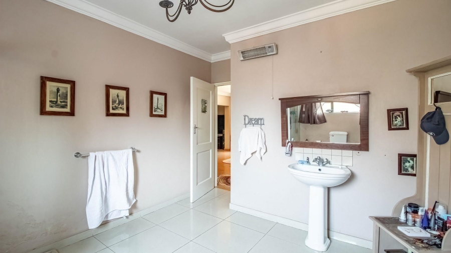 4 Bedroom Property for Sale in Lakefield Gauteng