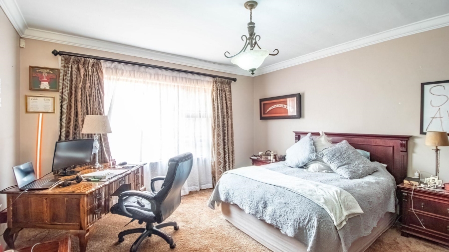 4 Bedroom Property for Sale in Lakefield Gauteng