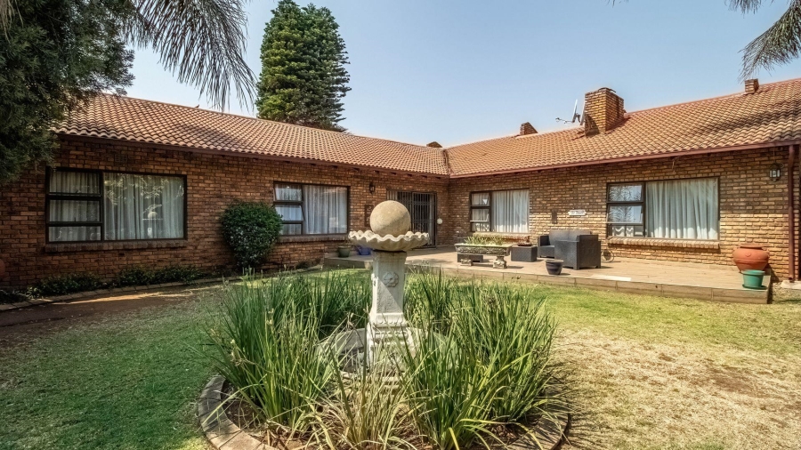 4 Bedroom Property for Sale in Lakefield Gauteng