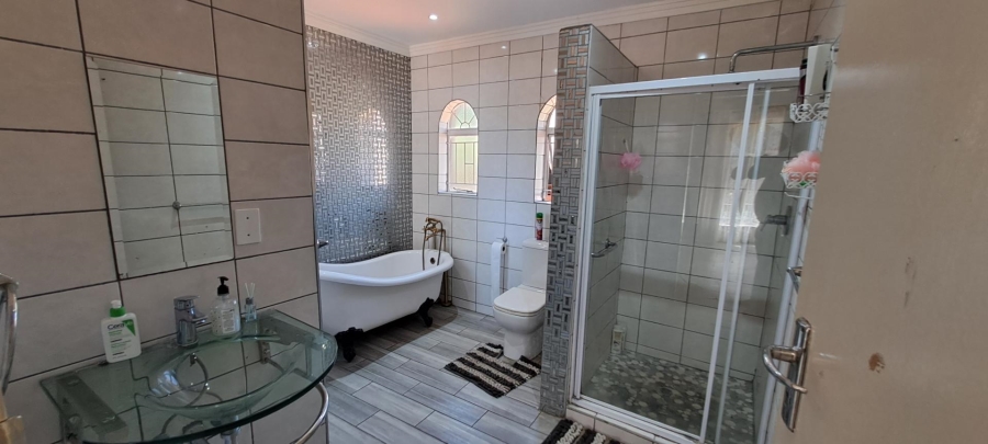 4 Bedroom Property for Sale in Glenvista Gauteng