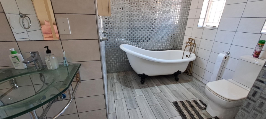 4 Bedroom Property for Sale in Glenvista Gauteng