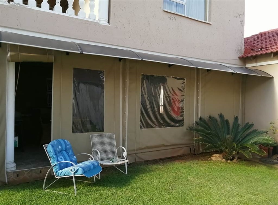 7 Bedroom Property for Sale in Clayville Gauteng