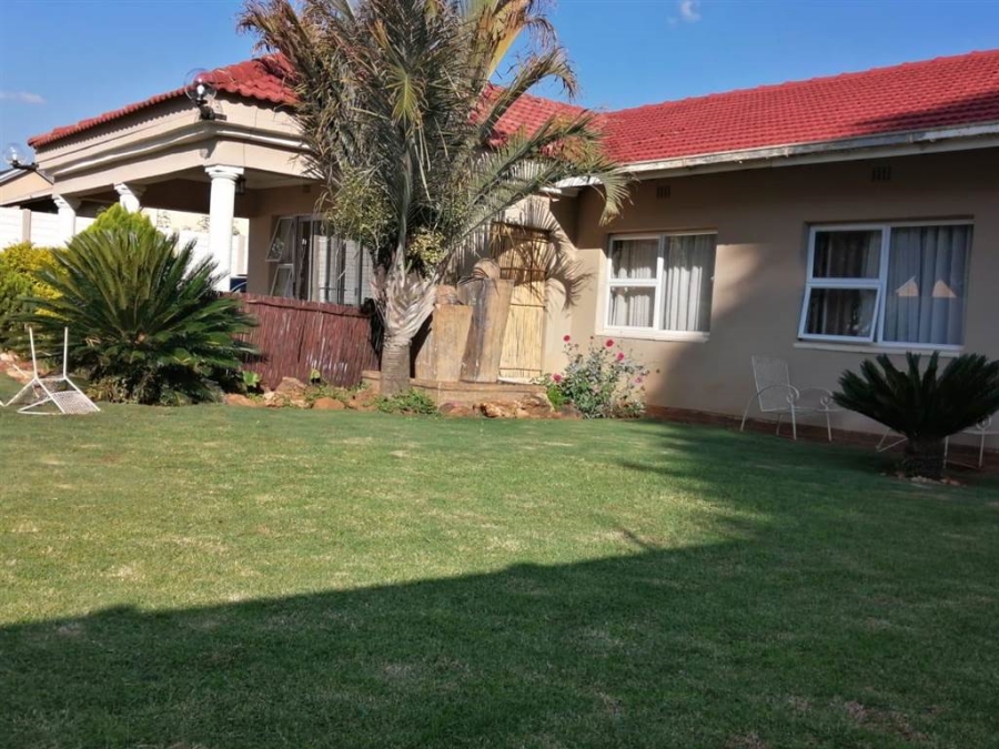 7 Bedroom Property for Sale in Clayville Gauteng