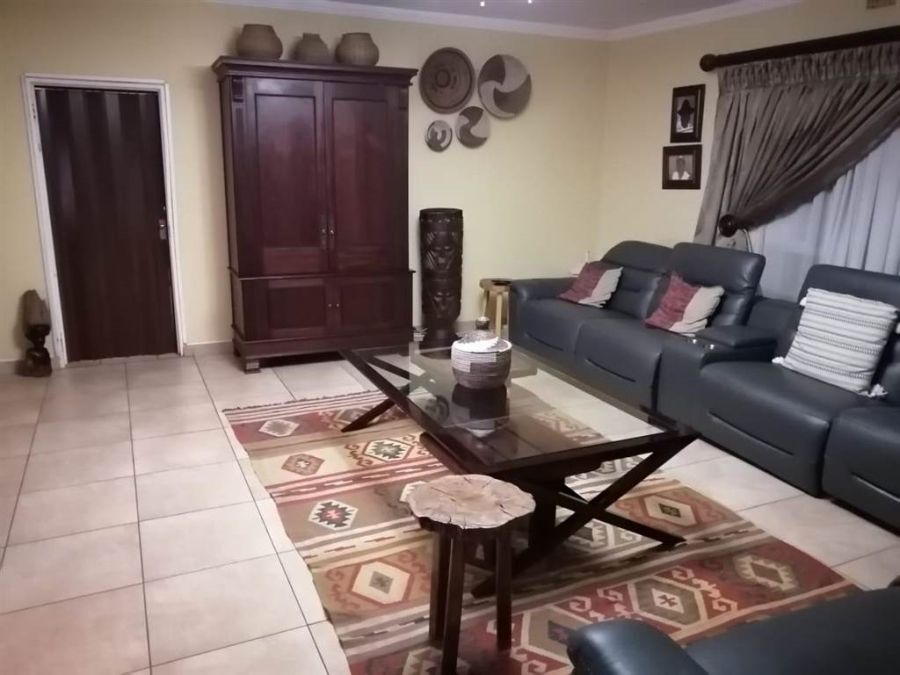 7 Bedroom Property for Sale in Clayville Gauteng