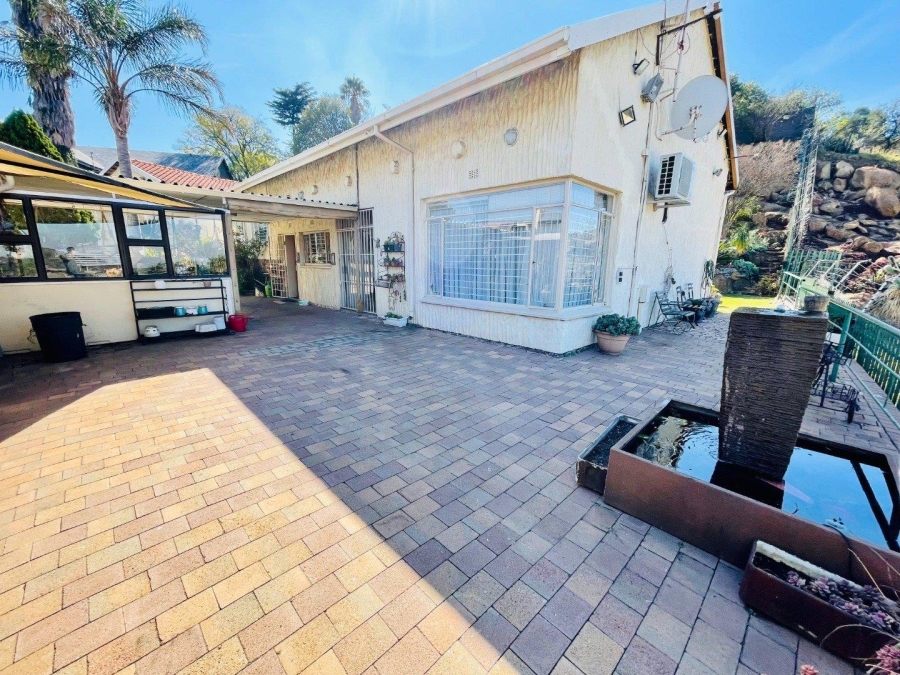 4 Bedroom Property for Sale in Linmeyer Gauteng