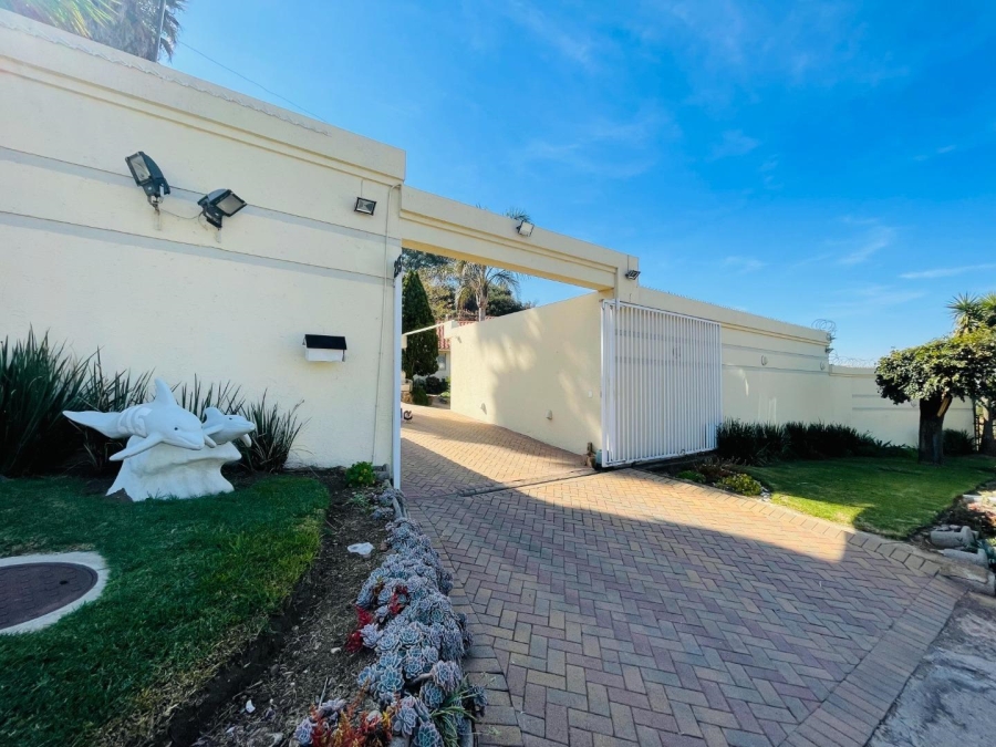 4 Bedroom Property for Sale in Linmeyer Gauteng