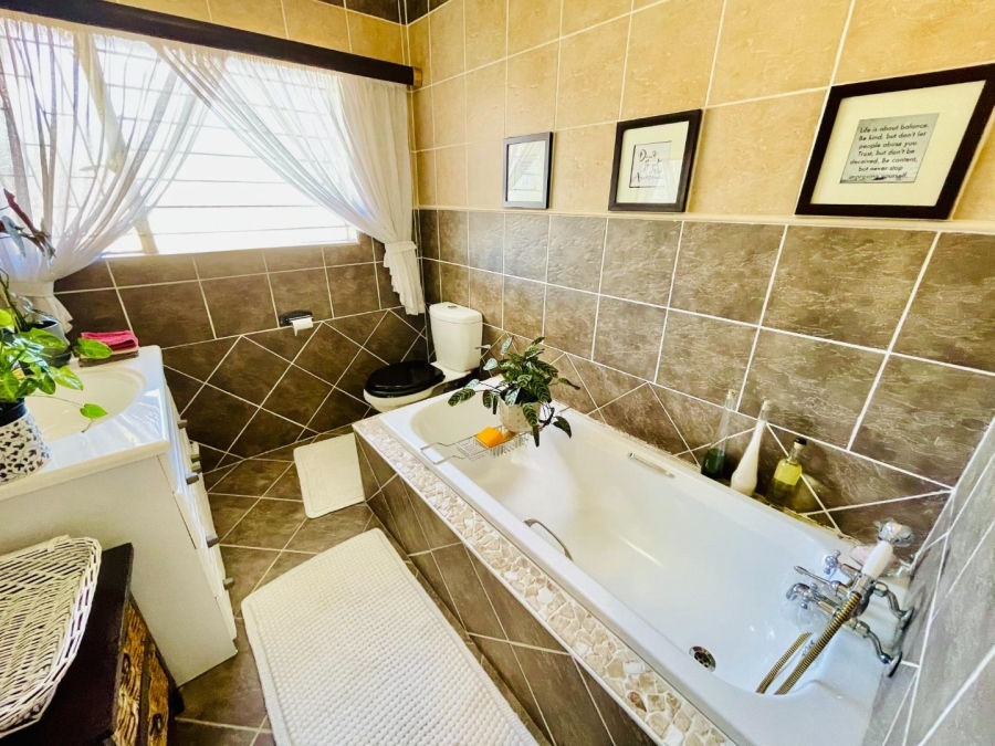 4 Bedroom Property for Sale in Linmeyer Gauteng