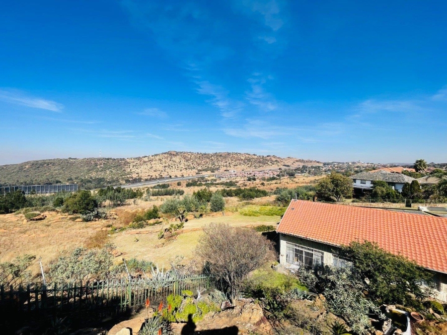 4 Bedroom Property for Sale in Linmeyer Gauteng