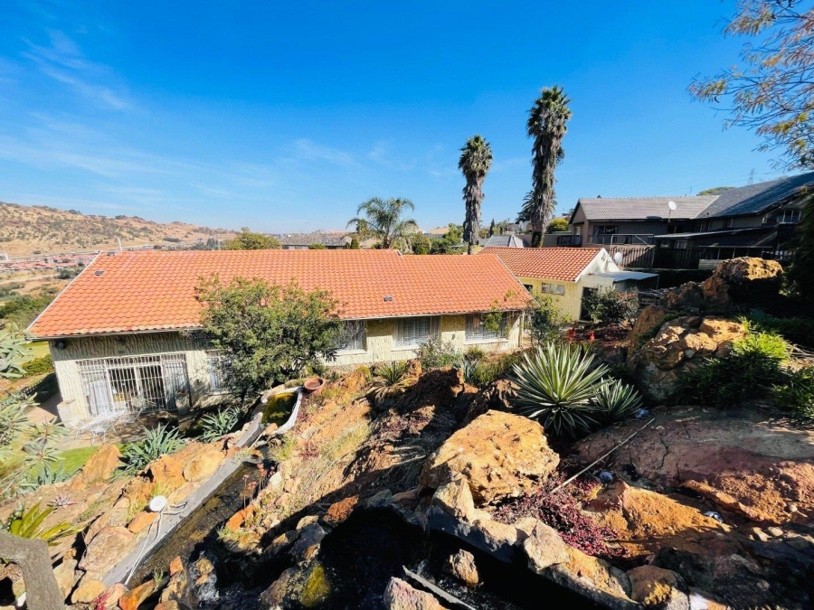 4 Bedroom Property for Sale in Linmeyer Gauteng