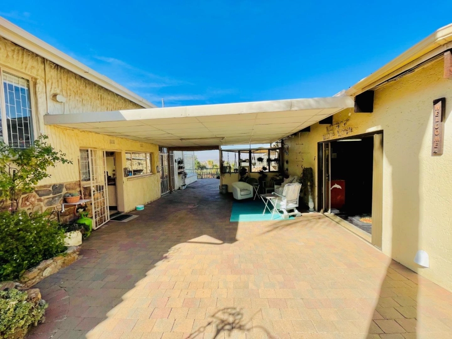 4 Bedroom Property for Sale in Linmeyer Gauteng