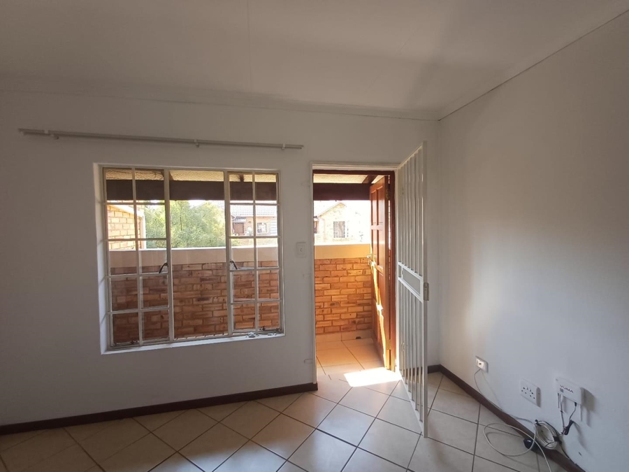 To Let 2 Bedroom Property for Rent in Honeypark Gauteng